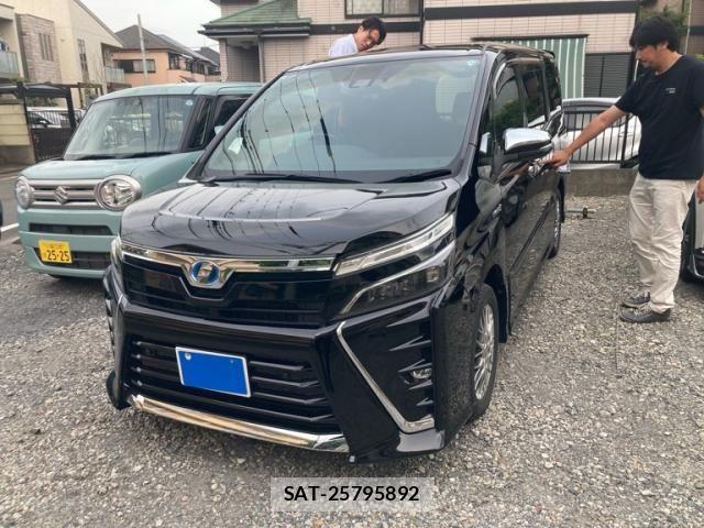 Toyota VOXY HYBRID 2019-05 8369725-1