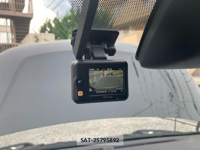 Toyota VOXY HYBRID 2019-05 8369725-26