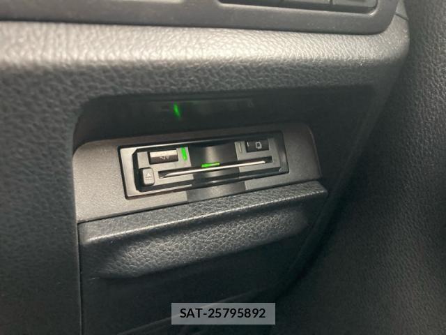 Toyota VOXY HYBRID 2019-05 8369725-27