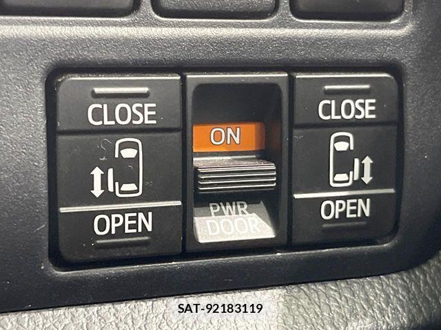 Toyota VOXY HYBRID 2019-08 8369724-5