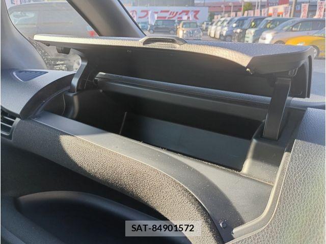 Toyota VOXY HYBRID 2014-06 8372373-9