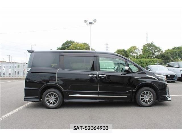 Toyota VOXY HYBRID 2019-06 8372370-20