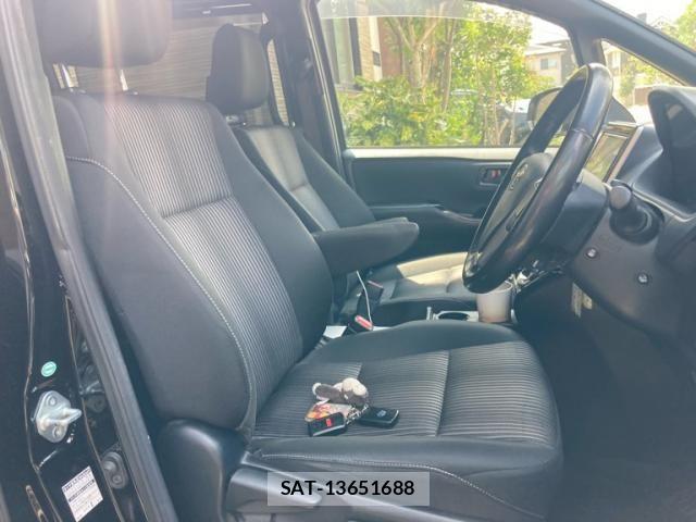 Toyota VOXY HYBRID 2017-09 8372371-12