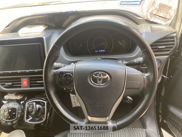 Toyota VOXY HYBRID 2017-09 8372371-15