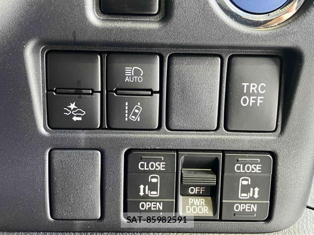 Toyota VOXY HYBRID 2021-08 8372369-13
