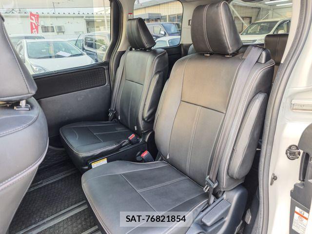 Toyota VOXY HYBRID 2014-04 8415817-13