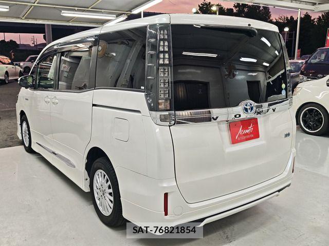 Toyota VOXY HYBRID 2014-04 8415817-1