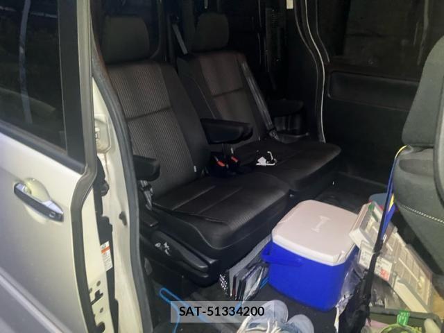 Toyota VOXY HYBRID 2019-07 8415810-23