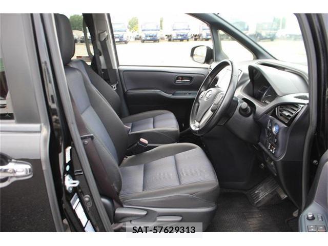 Toyota VOXY HYBRID 2017-04 8415816-23