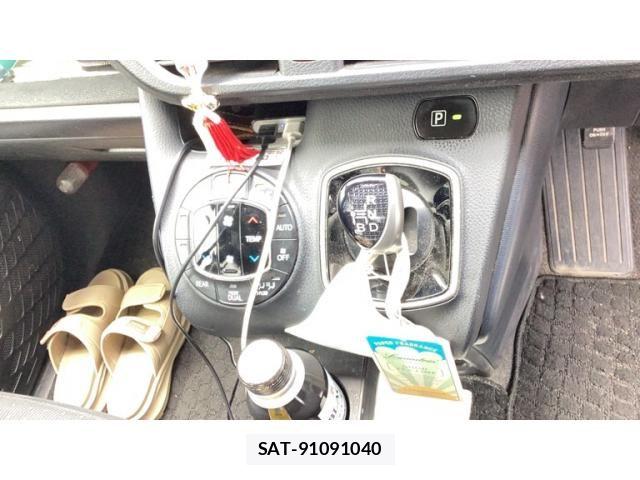 Toyota VOXY HYBRID 2014-08 8415818-19