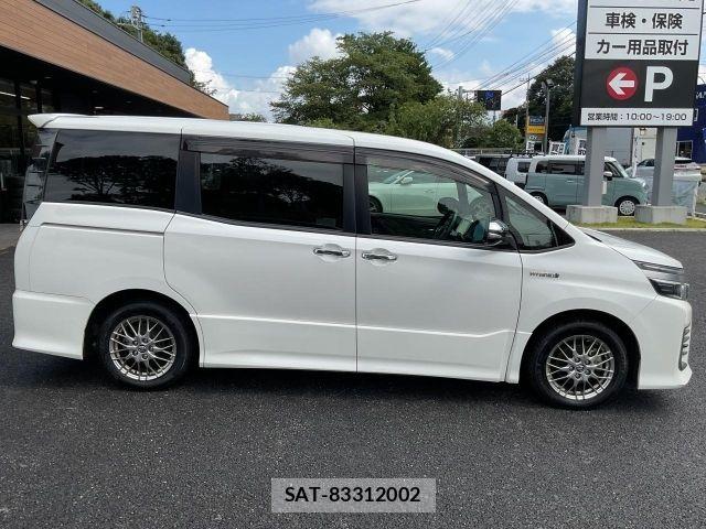 Toyota VOXY HYBRID 2017-03 8415808-16