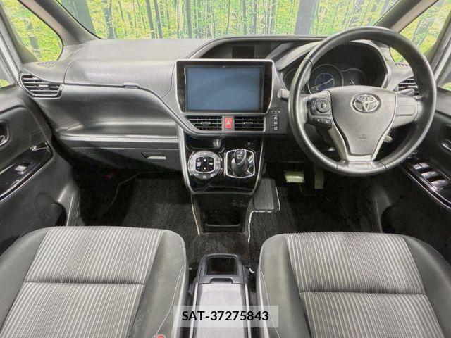 Toyota VOXY HYBRID 2018-06 8439100-1
