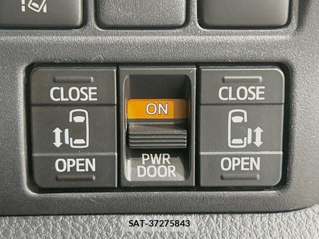Toyota VOXY HYBRID 2018-06 8439100-4