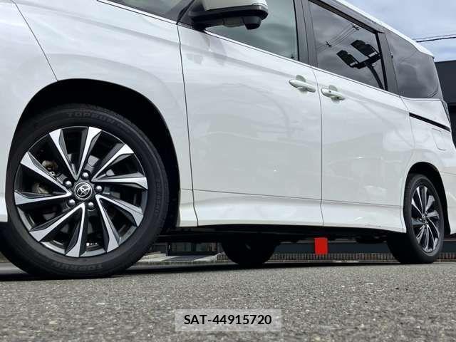 Toyota VOXY HYBRID 2022-07 8458755-12