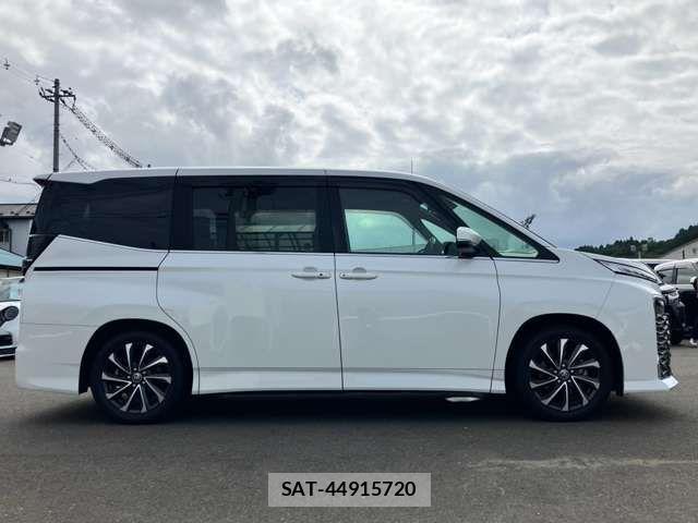 Toyota VOXY HYBRID 2022-07 8458755-17