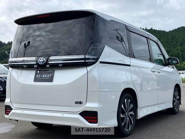 Toyota VOXY HYBRID 2022-07 8458755-18