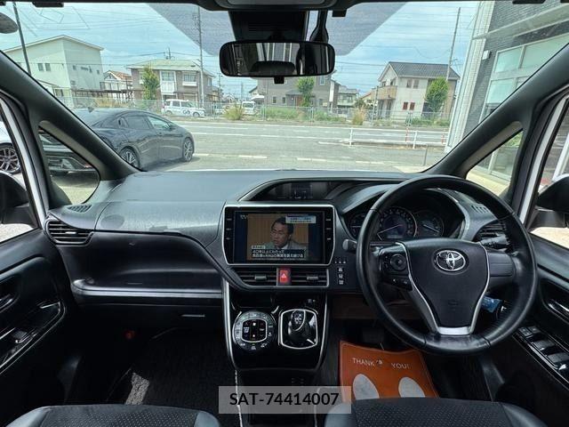 Toyota VOXY HYBRID 2021-05 8458758-1