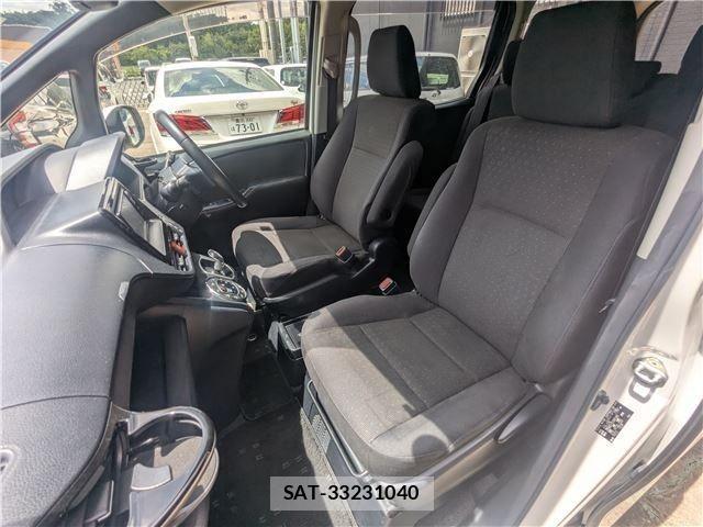 Toyota VOXY HYBRID 2015-12 8458764-12