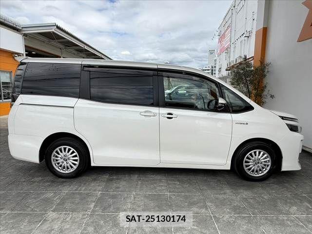 Toyota VOXY HYBRID 2014-04 8528185-11