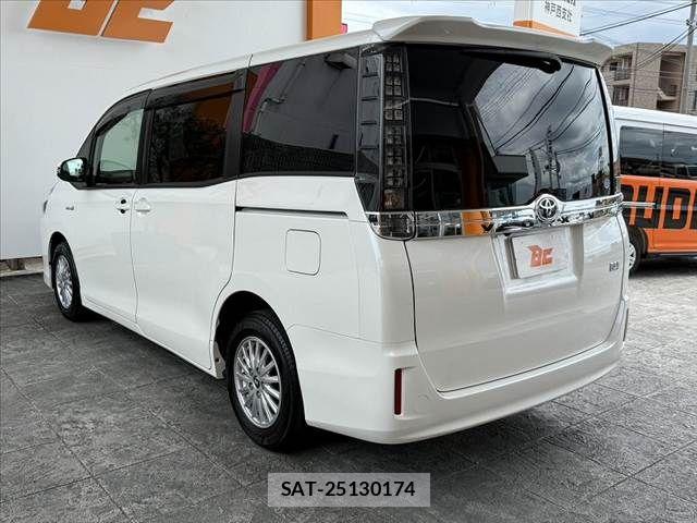Toyota VOXY HYBRID 2014-04 8528185-12