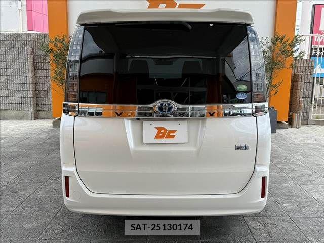 Toyota VOXY HYBRID 2014-04 8528185-13