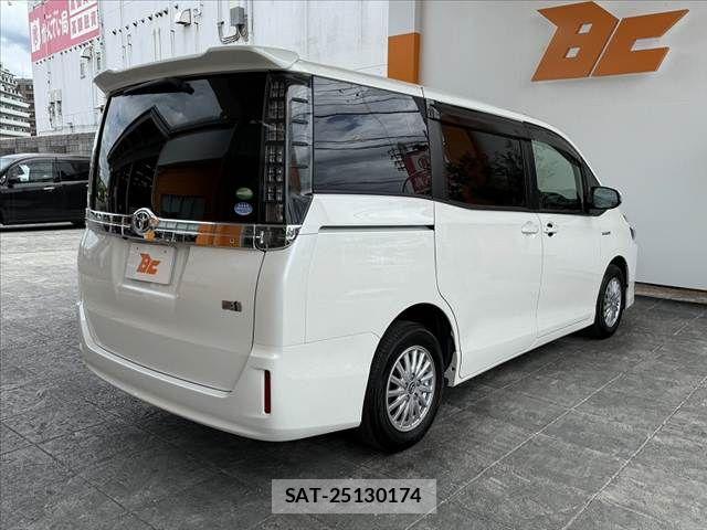 Toyota VOXY HYBRID 2014-04 8528185-14