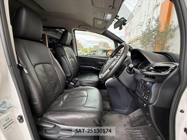 Toyota VOXY HYBRID 2014-04 8528185-15
