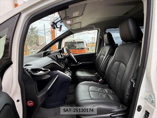 Toyota VOXY HYBRID 2014-04 8528185-16