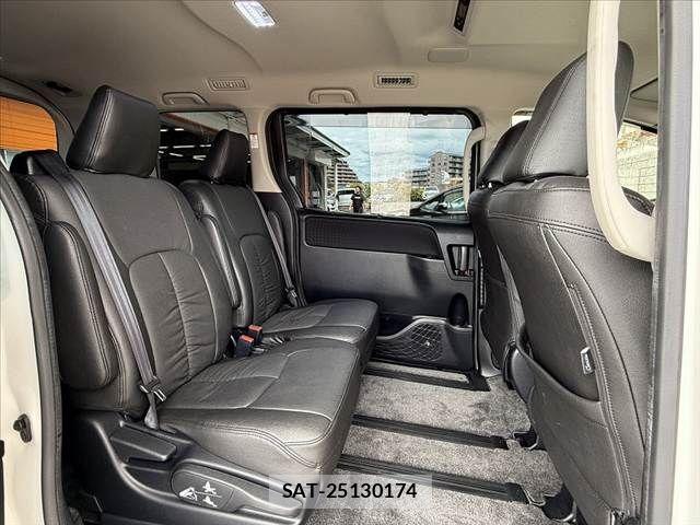 Toyota VOXY HYBRID 2014-04 8528185-17