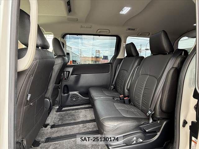 Toyota VOXY HYBRID 2014-04 8528185-18