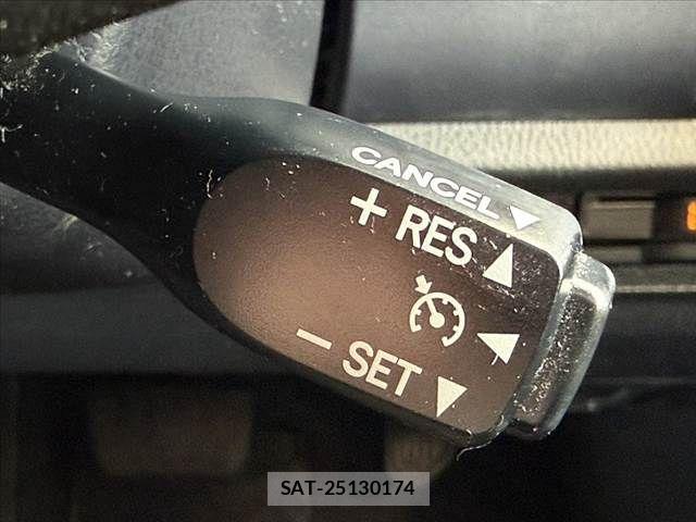 Toyota VOXY HYBRID 2014-04 8528185-26