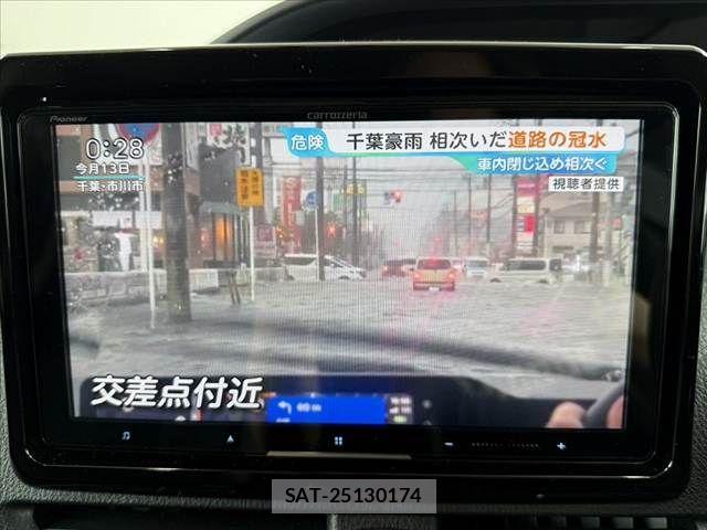 Toyota VOXY HYBRID 2014-04 8528185-29