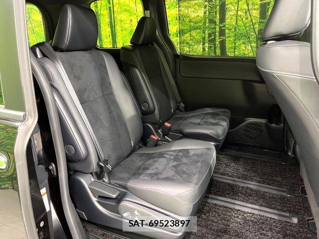Toyota VOXY HYBRID 2021-12 8564072-8