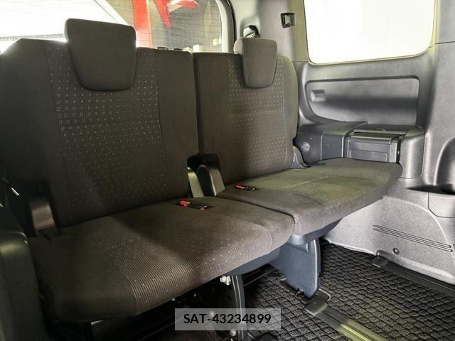 Toyota VOXY HYBRID 2017-08 8564075-9