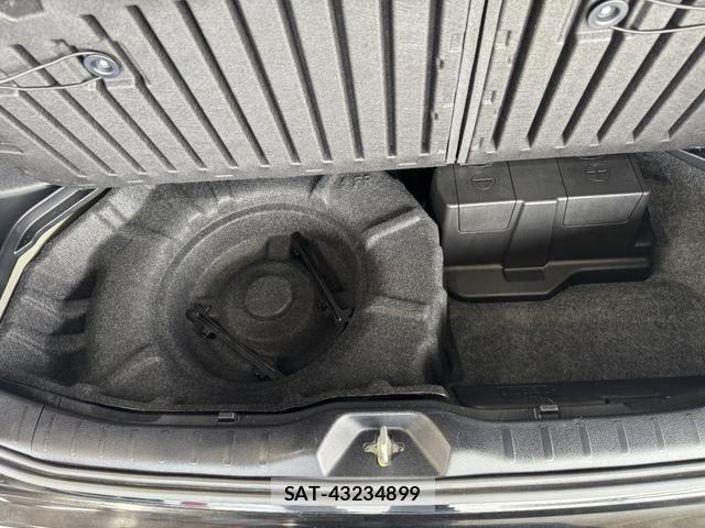 Toyota VOXY HYBRID 2017-08 8564075-11