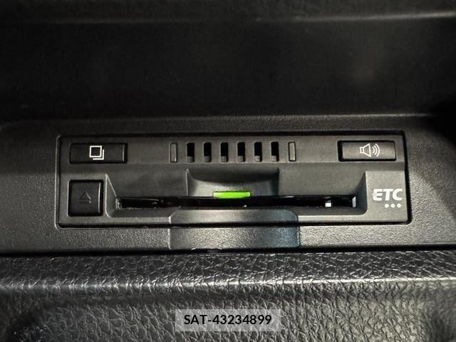 Toyota VOXY HYBRID 2017-08 8564075-17