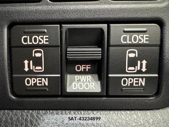 Toyota VOXY HYBRID 2017-08 8564075-18