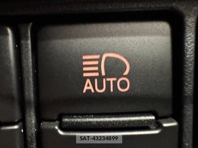 Toyota VOXY HYBRID 2017-08 8564075-23
