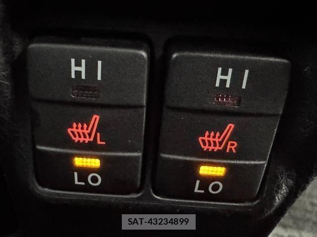 Toyota VOXY HYBRID 2017-08 8564075-24