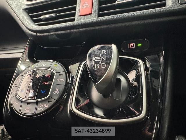 Toyota VOXY HYBRID 2017-08 8564075-25