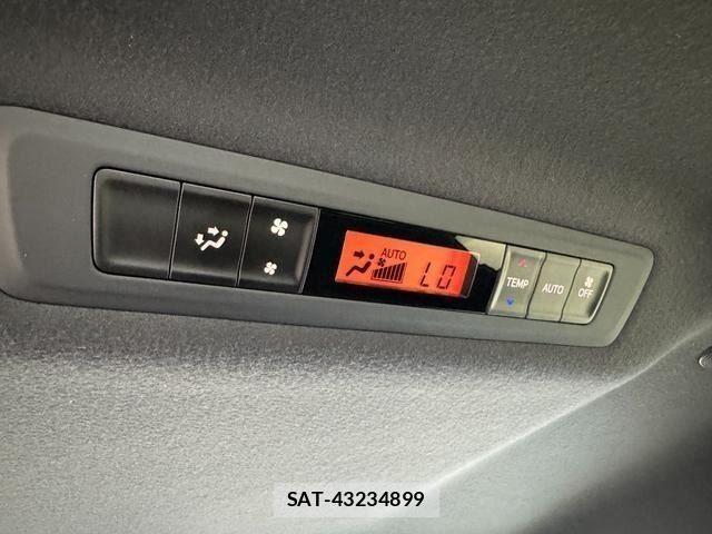 Toyota VOXY HYBRID 2017-08 8564075-27