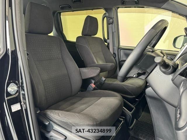 Toyota VOXY HYBRID 2017-08 8564075-7