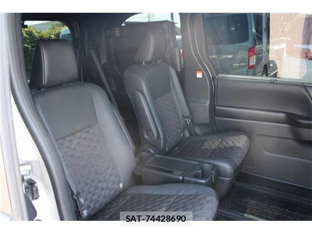 Toyota VOXY HYBRID 2023-06 8564066-26