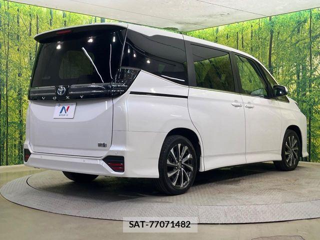 Toyota VOXY HYBRID 2023-05 8564063-16