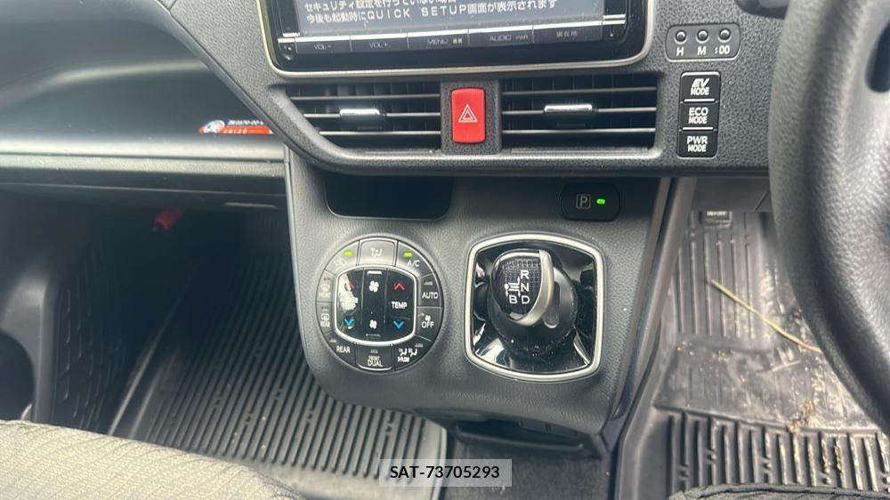 Toyota VOXY HYBRID 2014-07 6773626-16