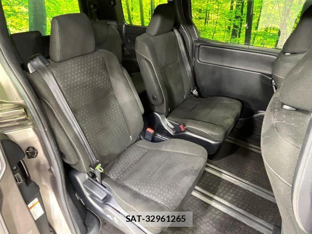 Toyota VOXY HYBRID 2019-04 8629712-10