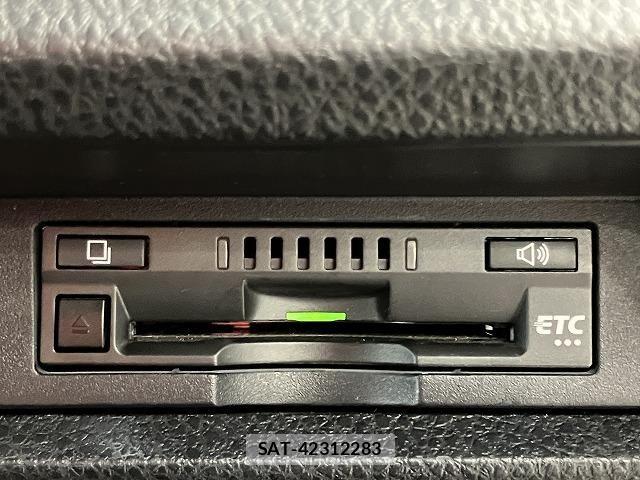 Toyota VOXY HYBRID 2021-07 8662361-9
