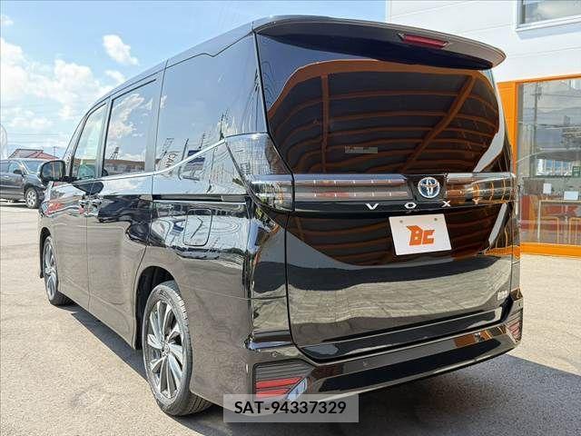Toyota VOXY HYBRID 2023-01 8662358-12