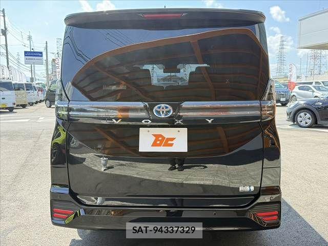 Toyota VOXY HYBRID 2023-01 8662358-13