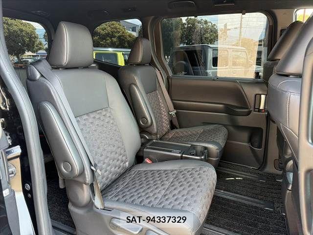 Toyota VOXY HYBRID 2023-01 8662358-17